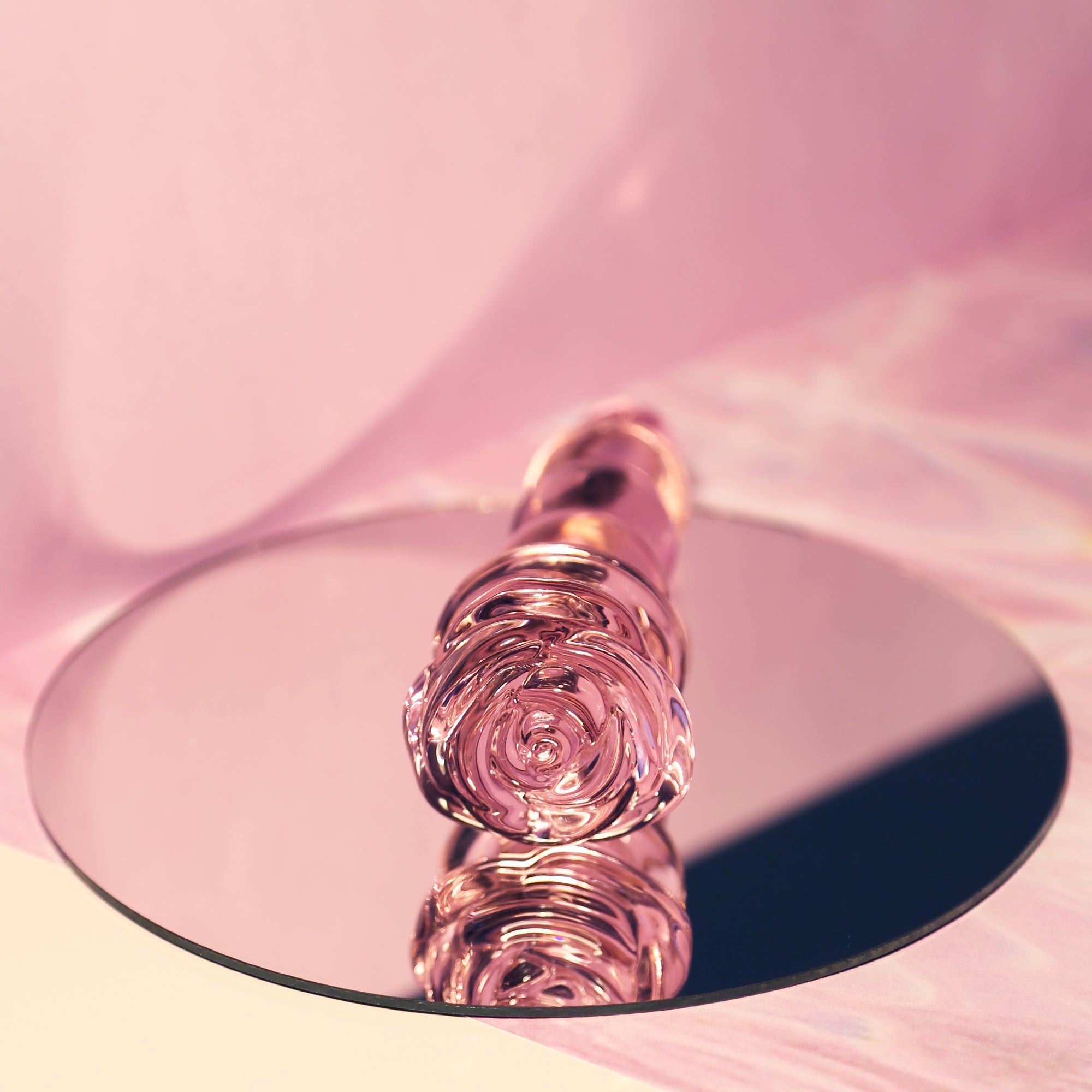 Enameled glass rose-shaped stopper with beads